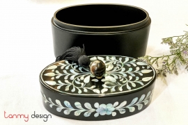 Lacquer oval box with mother of pearl details (small size)